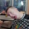 Дрочил под столом