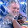 luciano huck abraçando pobre